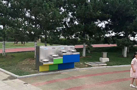 龍崗公園安裝了戶外直飲機(jī)，免杯取水更方便